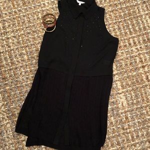 Candie’s sleeveless black button-up